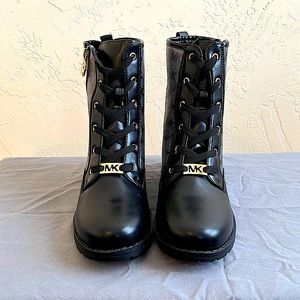 I’m selling girls youth Michael kors boots